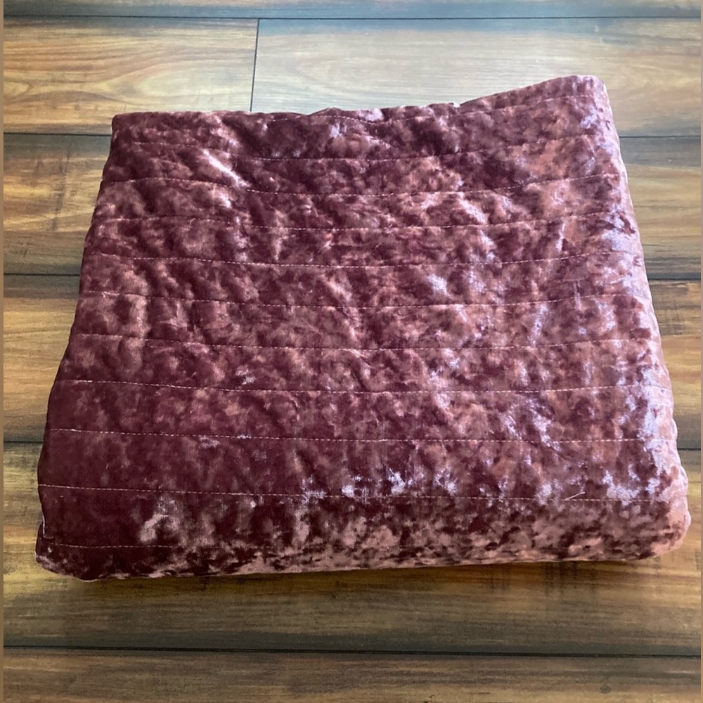 American Eagle Outfitters AEO Apt Pink WARM Velvet Quilt Blanket Throw